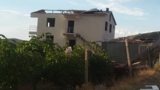 Göl Köyünde Şiddetli Rüzgar 3 Evin Çatısını Uçurdu