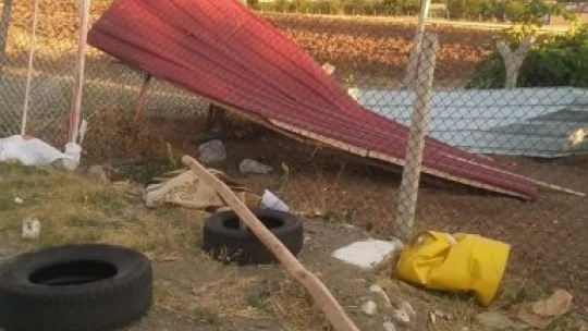 Göl Köyünde Şiddetli Rüzgar 3 Evin Çatısını Uçurdu