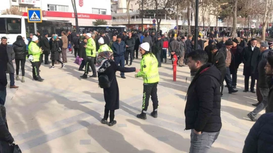 Elazığ'da Güpegündüz Gazi Caddesinde Silahlı Saldırı, 1 Yaralı
