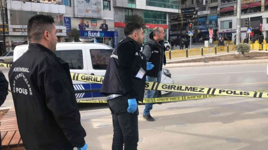 Elazığ'da Güpegündüz Gazi Caddesinde Silahlı Saldırı, 1 Yaralı