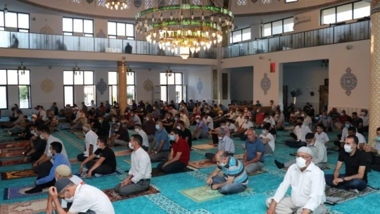 Elazığ'da sosyal mesafeli bayram namazı