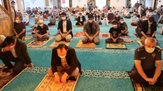 Elazığ'da sosyal mesafeli bayram namazı