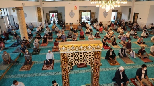 Elazığ'da sosyal mesafeli bayram namazı