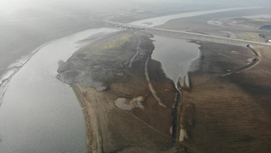 Elazığ'da sular çekildi, barajı besleyen koca nehir dereye döndü