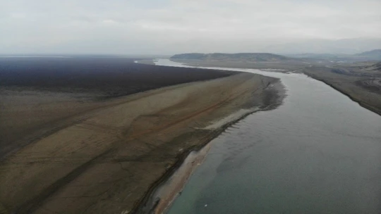 Elazığ'da sular çekildi, barajı besleyen koca nehir dereye döndü