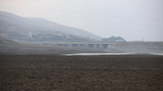 Elazığ'da sular çekildi, barajı besleyen koca nehir dereye döndü