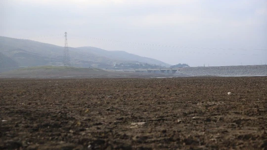 Elazığ'da sular çekildi, barajı besleyen koca nehir dereye döndü
