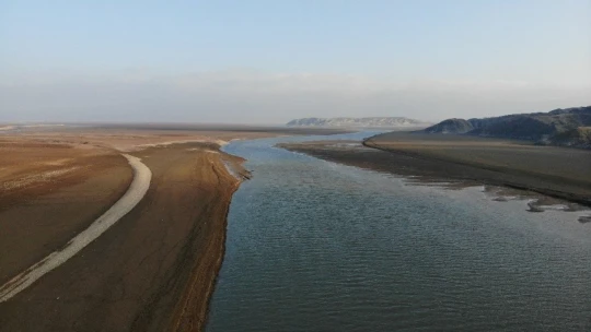 Elazığ'da sular çekildi, barajı besleyen koca nehir dereye döndü