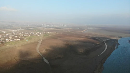 Elazığ'da sular çekildi, barajı besleyen koca nehir dereye döndü