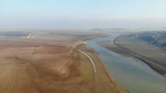 Elazığ'da sular çekildi, barajı besleyen koca nehir dereye döndü