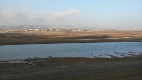 Elazığ'da sular çekildi, barajı besleyen koca nehir dereye döndü