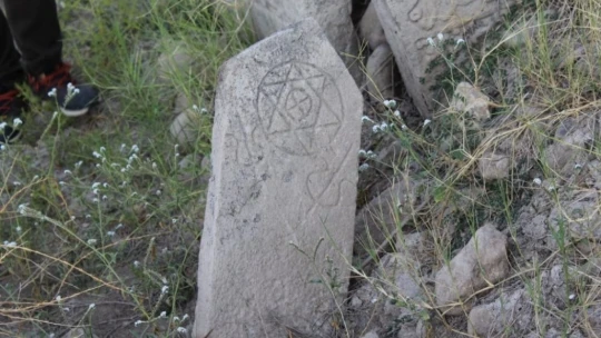 Elazığ'da suların çekilmesiyle Selçuklu ve Osmanlı mezarlıkları ortaya çıktı