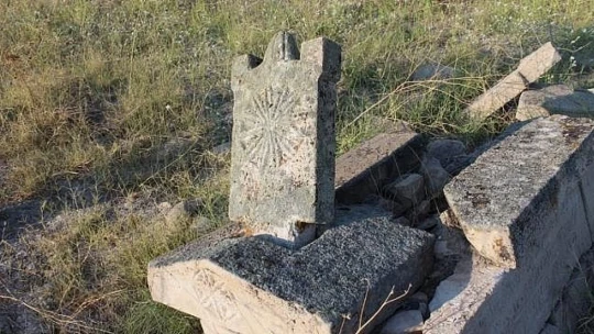 Elazığ'da suların çekilmesiyle Selçuklu ve Osmanlı mezarlıkları ortaya çıktı