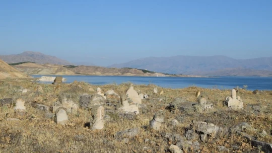 Elazığ'da suların çekilmesiyle Selçuklu ve Osmanlı mezarlıkları ortaya çıktı