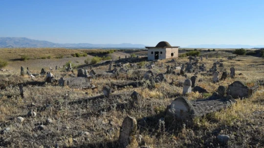 Elazığ'da suların çekilmesiyle Selçuklu ve Osmanlı mezarlıkları ortaya çıktı