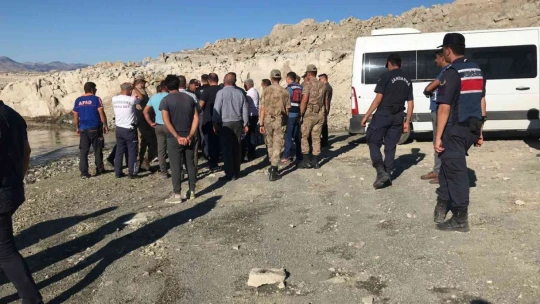 Keban Barajında Tekneyle Birlikte Suda Kaybolan Şahıs Row İle Aranıyor