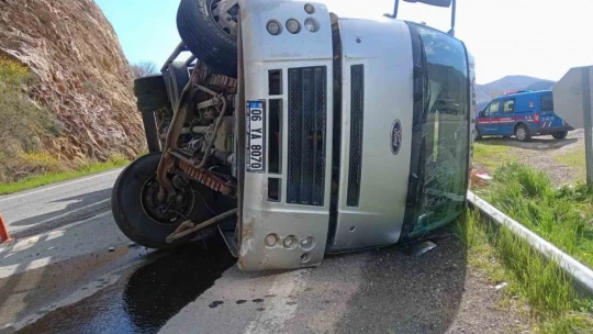 Elazığ'da tır devrildi: 2 yaralı