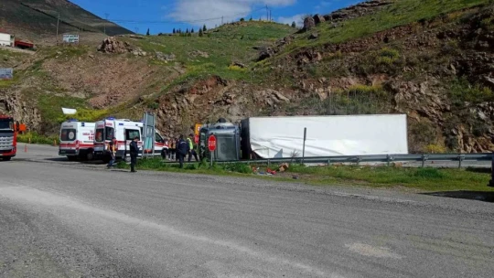 Elazığ'da tır devrildi: 2 yaralı