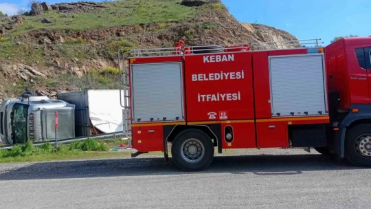 Elazığ'da tır devrildi: 2 yaralı