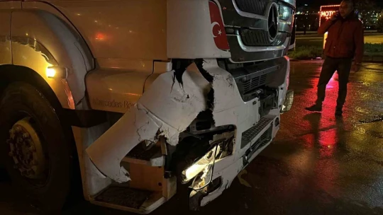 Elazığ'da tır ile otomobil çarpıştı: 1'i ağır 3 yaralı