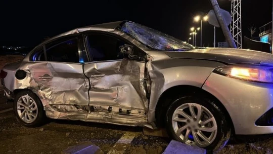Elazığ'da tır ile otomobil çarpıştı: 1'i ağır 3 yaralı