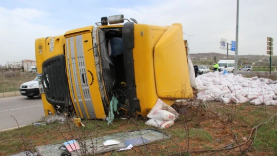 Elazığ'da tır refüje çarpıp devrildi, sürücü yaralandı
