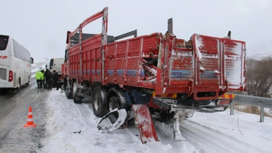Elazığ'da tırlar çarpıştı, sebze ve meyveler yola saçıldı:3 yaralı