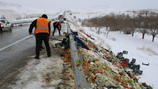 Elazığ'da tırlar çarpıştı, sebze ve meyveler yola saçıldı:3 yaralı