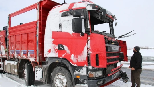 Elazığ'da tırlar çarpıştı, sebze ve meyveler yola saçıldı:3 yaralı