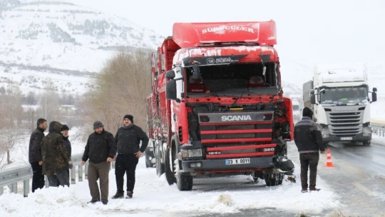 Elazığ'da tırlar çarpıştı, sebze ve meyveler yola saçıldı:3 yaralı