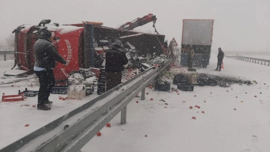 Elazığ'da tırlar çarpıştı, sebze ve meyveler yola saçıldı:3 yaralı