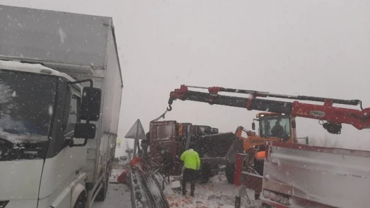 Elazığ'da tırlar çarpıştı, sebze ve meyveler yola saçıldı:3 yaralı
