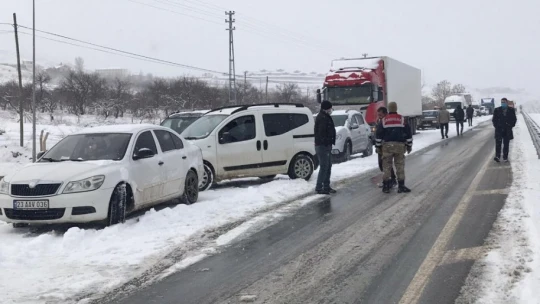 Elazığ'da tırlar çarpıştı, sebze ve meyveler yola saçıldı:3 yaralı