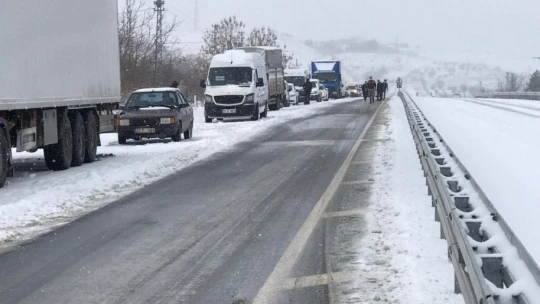 Elazığ'da tırlar çarpıştı, sebze ve meyveler yola saçıldı:3 yaralı