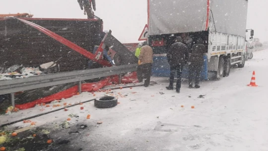 Elazığ'da tırlar çarpıştı, sebze ve meyveler yola saçıldı:3 yaralı