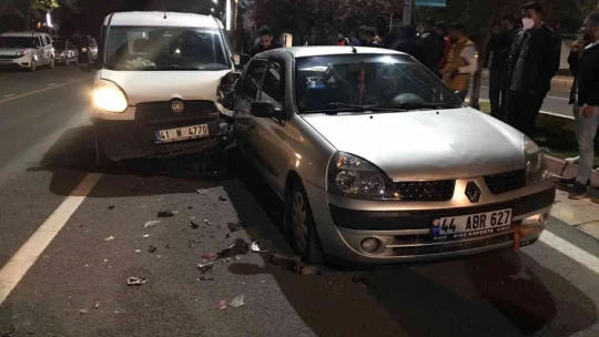 Malatya Caddesinde Trafik Kazası, 2 Yaralı
