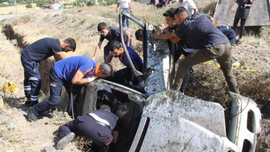 Elazığ'da trafik kazası: Ekipler sıkışan yaralı için seferber oldu