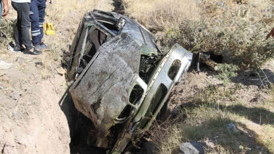 Elazığ'da trafik kazası: Ekipler sıkışan yaralı için seferber oldu