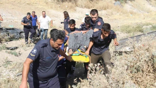 Elazığ'da trafik kazası: Ekipler sıkışan yaralı için seferber oldu