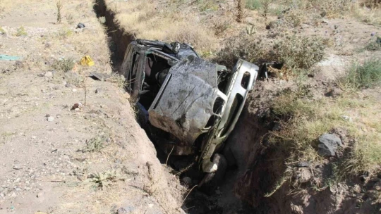 Elazığ'da trafik kazası: Ekipler sıkışan yaralı için seferber oldu