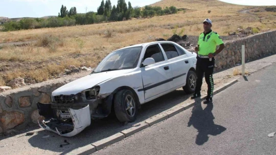 Elazığ'da trafik kazası: Ekipler sıkışan yaralı için seferber oldu
