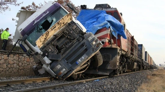 Elazığ'da tren, çarptığı tırı 100 metre sürükledi: 5 yaralı