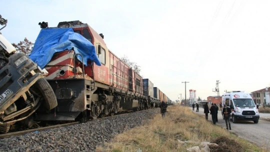 Elazığ'da tren, çarptığı tırı 100 metre sürükledi: 5 yaralı