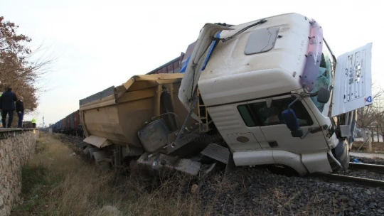 Elazığ'da tren, çarptığı tırı 100 metre sürükledi: 5 yaralı