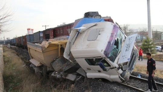 Elazığ'da tren, çarptığı tırı 100 metre sürükledi: 5 yaralı