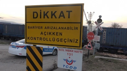 Elazığ'da tren, çarptığı tırı 100 metre sürükledi: 5 yaralı