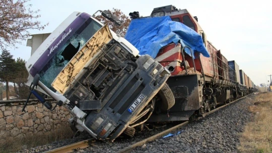 Elazığ'da tren, çarptığı tırı 100 metre sürükledi: 5 yaralı
