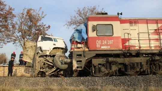 Elazığ'da tren, çarptığı tırı 100 metre sürükledi: 5 yaralı