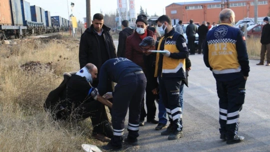 Elazığ'da tren, çarptığı tırı 100 metre sürükledi: 5 yaralı