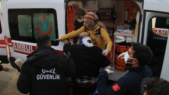 Elazığ'da tren, çarptığı tırı 100 metre sürükledi: 5 yaralı